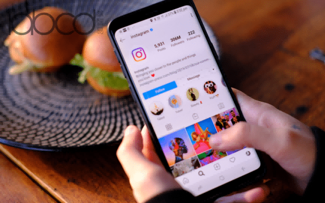 一个人使用智能手机访问流行的社交媒体平台 Instagram